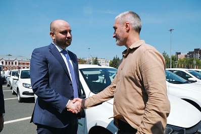 Вячеслав Федорищев передал главврачам больниц региона 106 автомобилей неотложной медпомощи