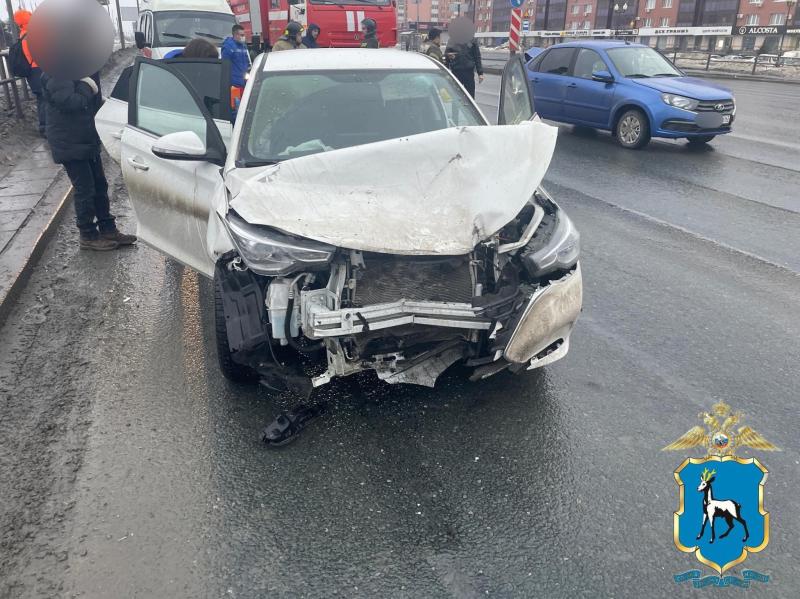 В Самаре иномарка на скорости врезалась в стоящую на светофоре "Гранту"