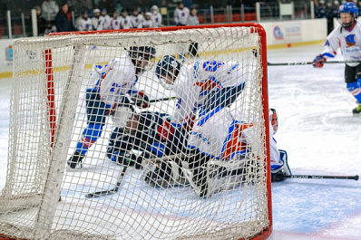 Стенка на стенку: в Самарской области детские команды подрались на хоккейной площадке