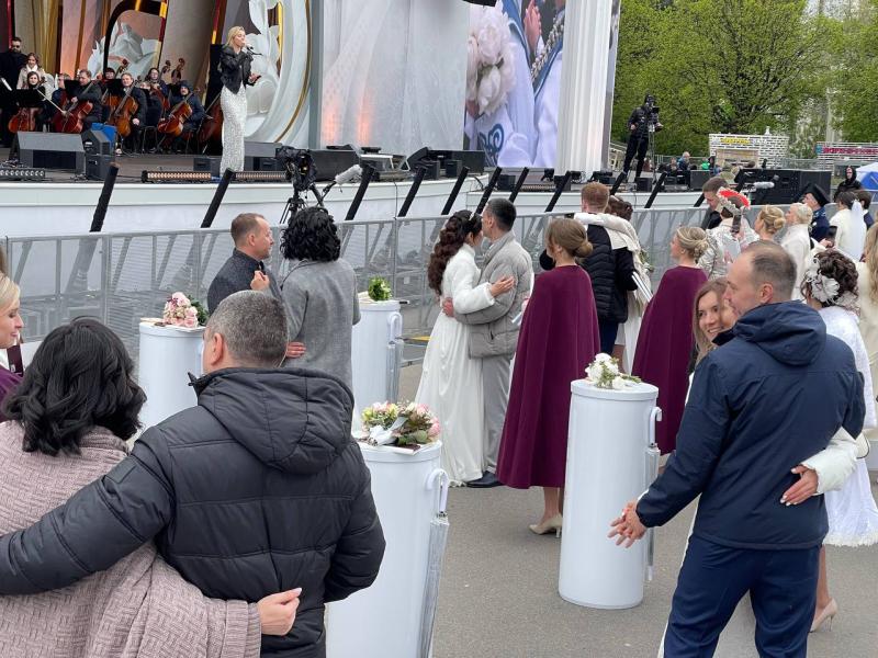 Не смогли сдержать слез счастья: пара из Тольятти заключила брак на Первом Всероссийском свадебном фестивале на ВДНХ