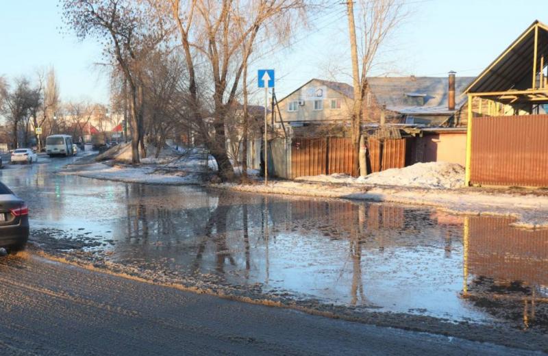 В Кировском районе устраняют подтопления на дорогах
