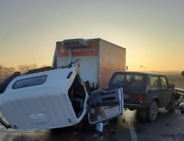 В Самарской области КамАЗ выехал на встречку и снес две легковушки