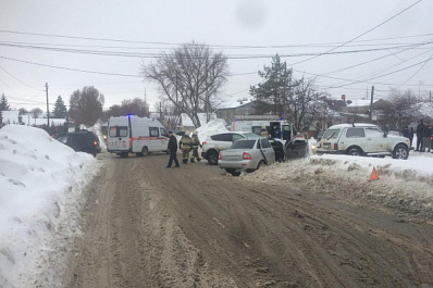 Двое взрослых и ребенок попали в больницу после столкновения "Приоры" и Toyota RAV4 в Самаре