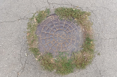 В поселке Кряж закроют все люки и выяснят причины провалов дорог