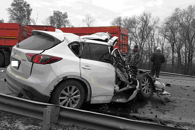 На трассе М5 Мазда на полной скорости врезалась в стоящий КамАЗ