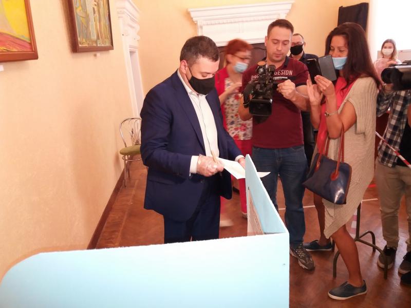 Депутат Госдумы Александр Хинштейн проголосовал по поправкам в Конституцию