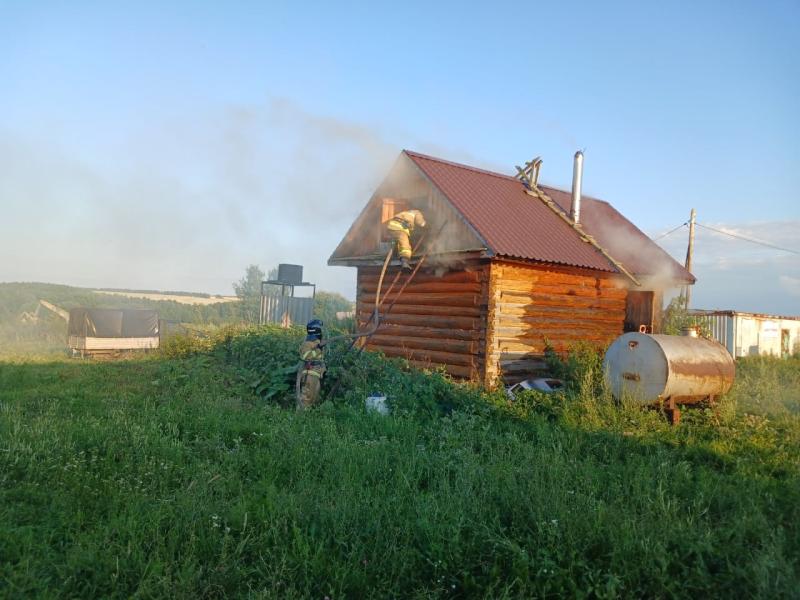 В Самарской области загорелась баня