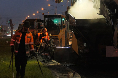 Днем такого вы не увидите: как ремонтируют знаменитую колею на Московском шоссе