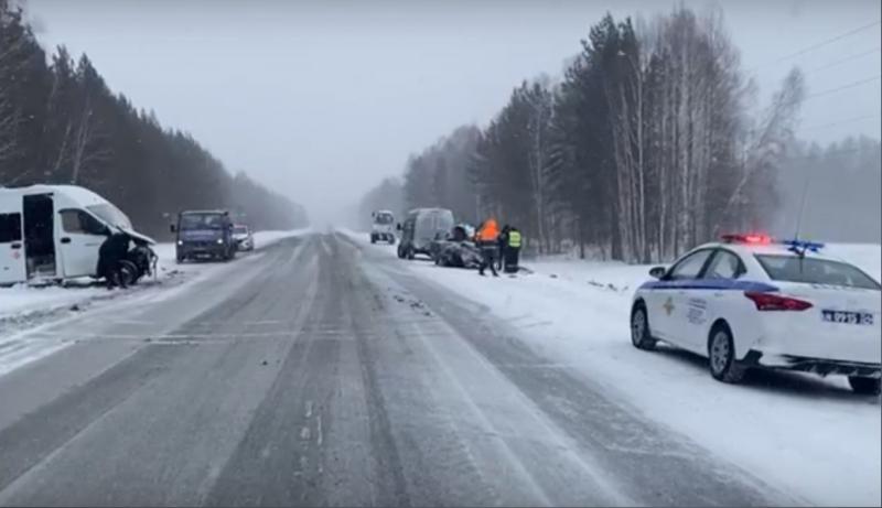 В ДТП под Новосибирском погибла пассажирка рейсового микроавтобуса