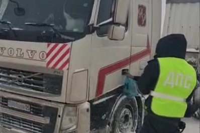 В Самарской области водитель фуры застрял на заснеженной трассе без еды и воды