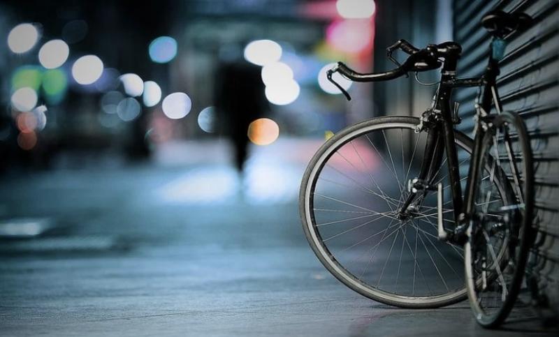 В Нижнем Новгороде велосипедист упал в котлован с кипятком 