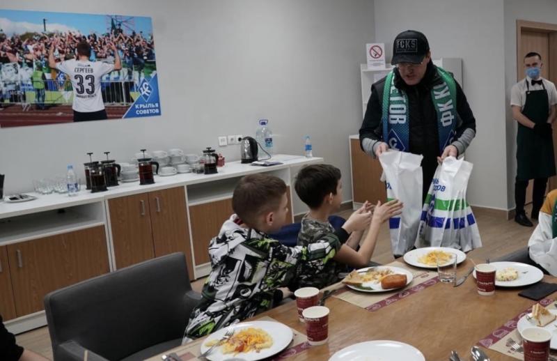 Дмитрий Азаров вместе с детьми из Донбасса поддержал "Крылья Советов" в матче с "Уфой"