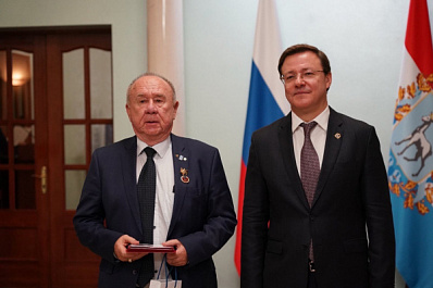 "Искренне горжусь, что у меня такие земляки": Дмитрий Азаров вручил государственные награды жителям Самарской области