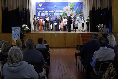 В Кинельском районе семейные пары с детьми высадили вечно зеленую аллею