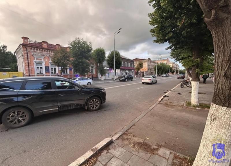 Пострадал пешеход: в Тольятти фура протаранила две легковушки на светофоре