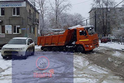 В Тольятти "КамАЗ" со снегом провалился под асфальт