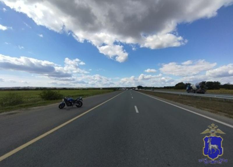 В Тольятти иномарку придавило столбом после аварии