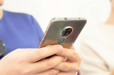 Аккаунт школьницы в мессенджере Max заблокировали после неудачной шутки соседа