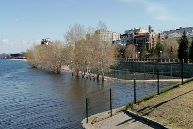 В Самаре на набережной из-за паводка затопило пляжи и детские площадки