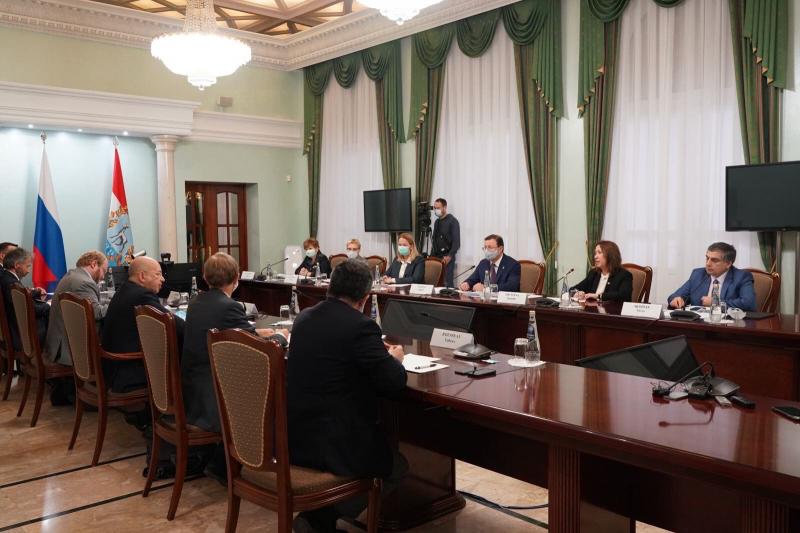 Губернатор Дмитрий Азаров встретился с Чрезвычайным и Полномочным послом Франции в России Пьером Леви