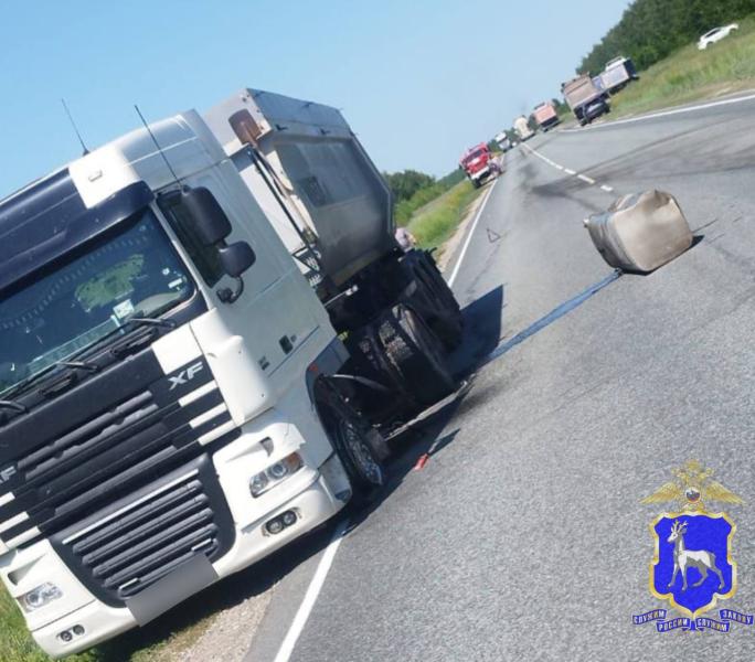 В Самарской области легковушка на встречке влетела в грузовик