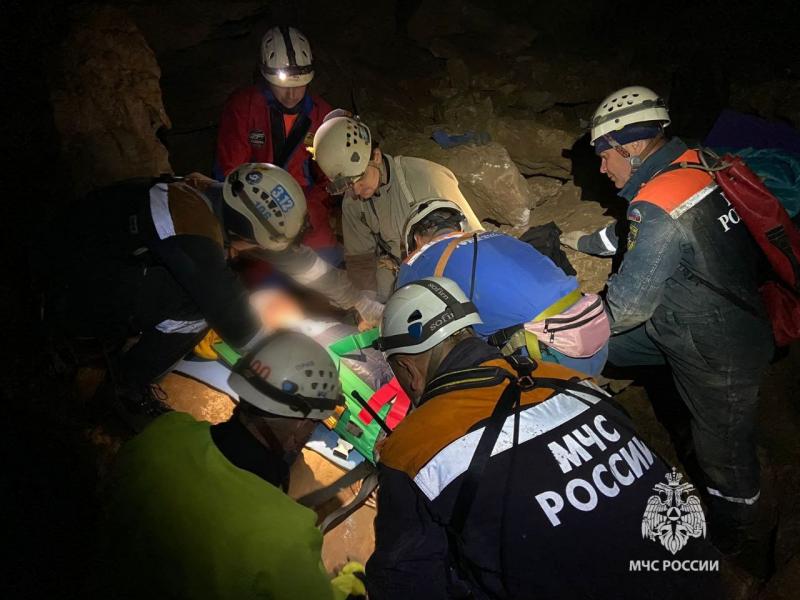 Операция "Спасение": как самарские спелеологи вместе с МЧС вытаскивали девушку после падения в пещере в Башкирии