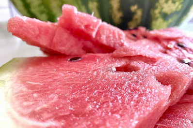 В Самаре в августе 2022 года на трассе продают арбузы с дырками