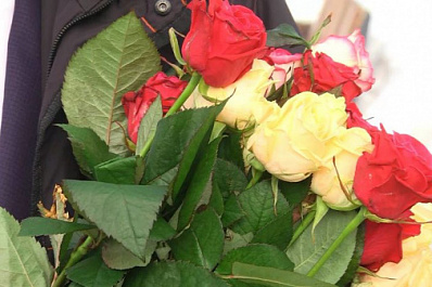 На улицах и в парках во всех районах Самары женщин поздравили с 8 Марта