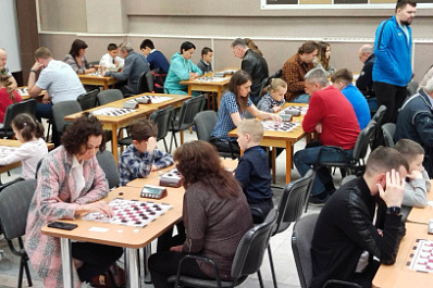 В Самаре провели турнир "Шашечная семья"