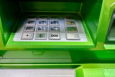 В Самарской области у мужчины после застолья подруга украла 15 тысяч рублей