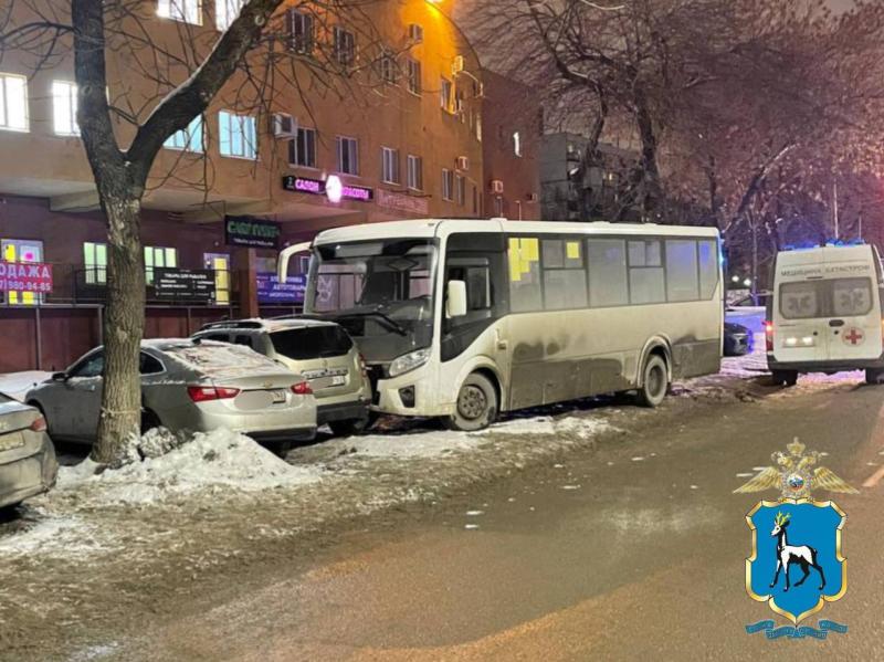 В Самаре пассажирский автобус протаранил 4 автомобиля на ул. Георгия Димитрова