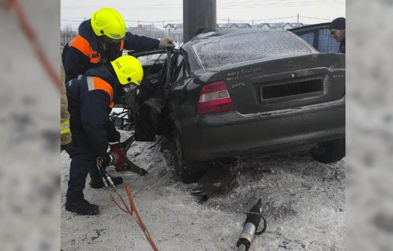На трассе в Самарской области из разбитой машины достали водителя, влетевшего в столб