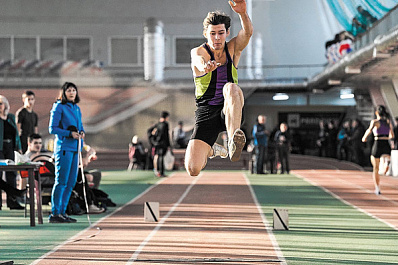 Предновогодний старт: легкоатлеты провели традиционный "Кубок Дворца"