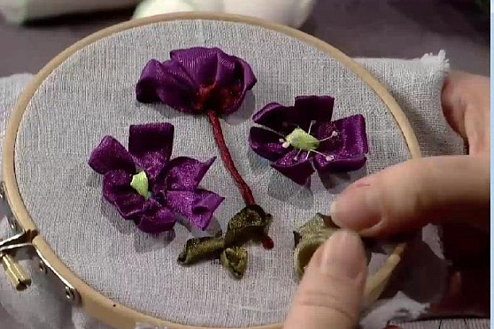 Вышиваем печёночницу лентами. Ручная работа