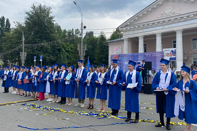 300 специалистов с красным дипломом: студенты Тольяттинского университета 14 июля отмечают выпускной