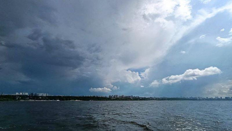 В Самарской области из-за шторма перевернулась надувная лодка с людьми 25 августа