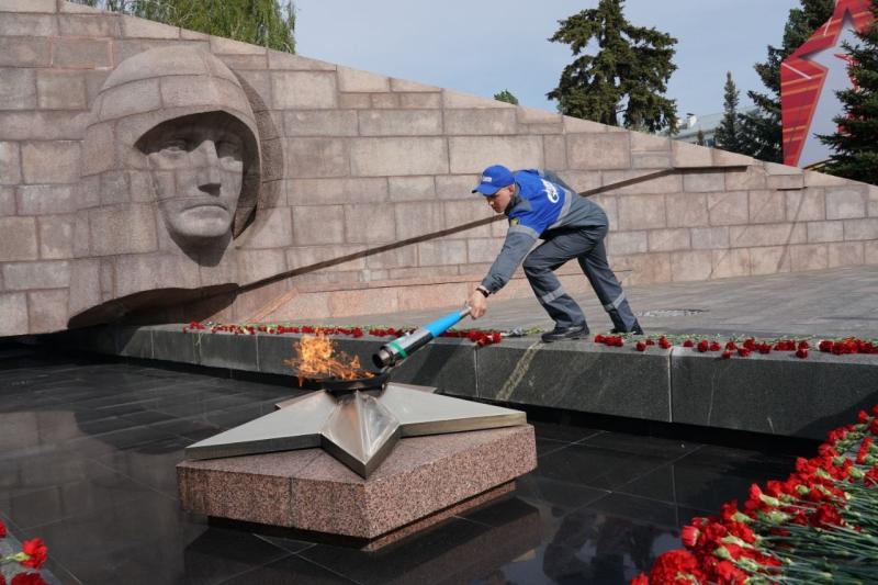 На площади Славы состоялась передача частицы Вечного огня, которая отправится в районы области