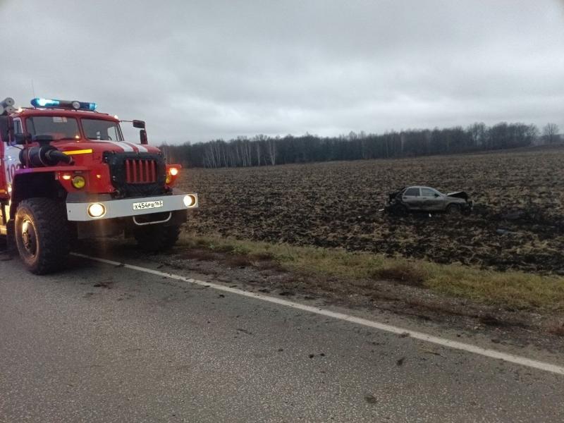 В Самарской области на трассе "Приора" вылетела в кювет и перевернулась