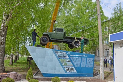 В Самарской области на постамент поставили затопленный военный автомобиль
