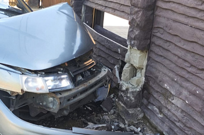 В Самарской области "десятка" пробила забор