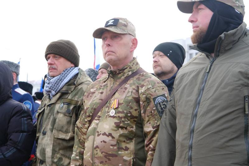 Участники "Школы героев" вместе с жителями области почтили память Героев Отечества