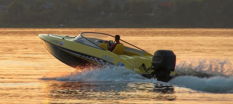 Видели, как мчится на большой скорости: стали известны новые подробности о крушении катера диджеев на Волге