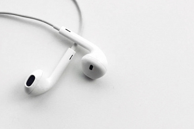 Заложенность и шум: чем опасна громкая музыка в наушниках