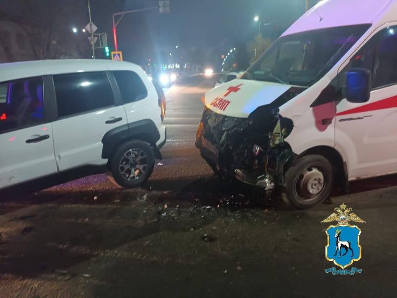 В Сызрани в ДТП со скорой помощью и внедорожником пострадали два человека
