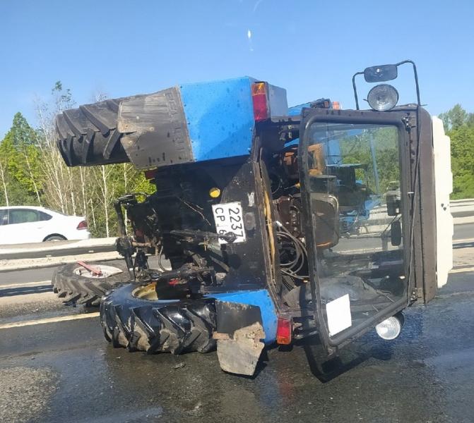 В Самаре утром 21 мая на Волжском шоссе опрокинулся трактор