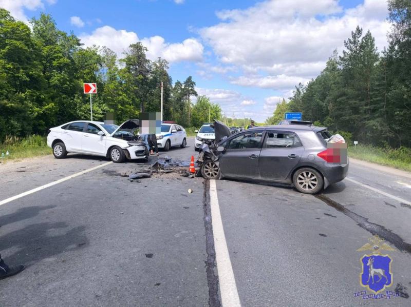В Самарской области на трассе лоб в лоб столкнулись Toyota Auris и LADA Vesta