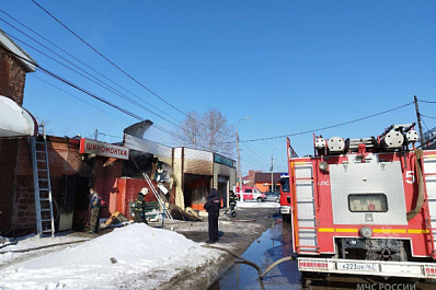 В Самаре 20 человек тушили автомойку на Солнечной