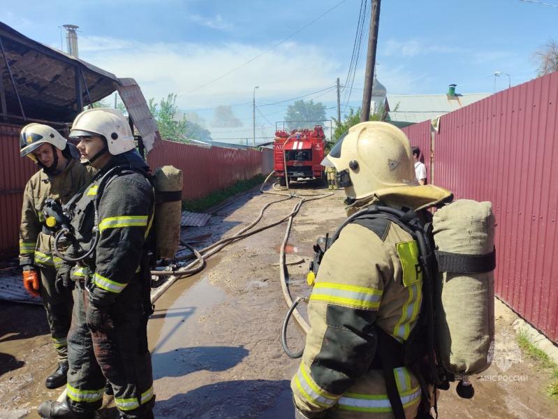 В Советском районе Самары тушат пожар на площади 120 кв. м в частном доме
