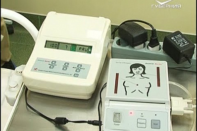 Дмитрий Азаров удостоил акушерку перинатального центра почетного знака "За заслуги в наставничестве"