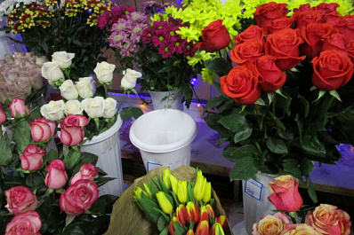 В Тольятти мужчина украл цветы и раздарил их встречным женщинам